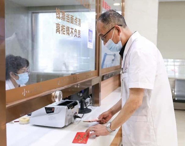 【门诊故事】两次红包处理背后的医德温度-索绪松主任用清廉诠释医者仁心