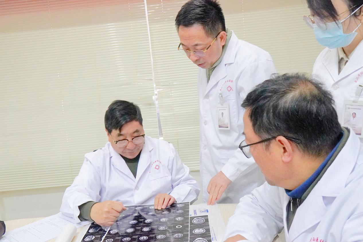 暖冬祛痫・会诊进行中｜北京天坛杨伟力教授亲诊武汉中际，点亮癫痫康复希望