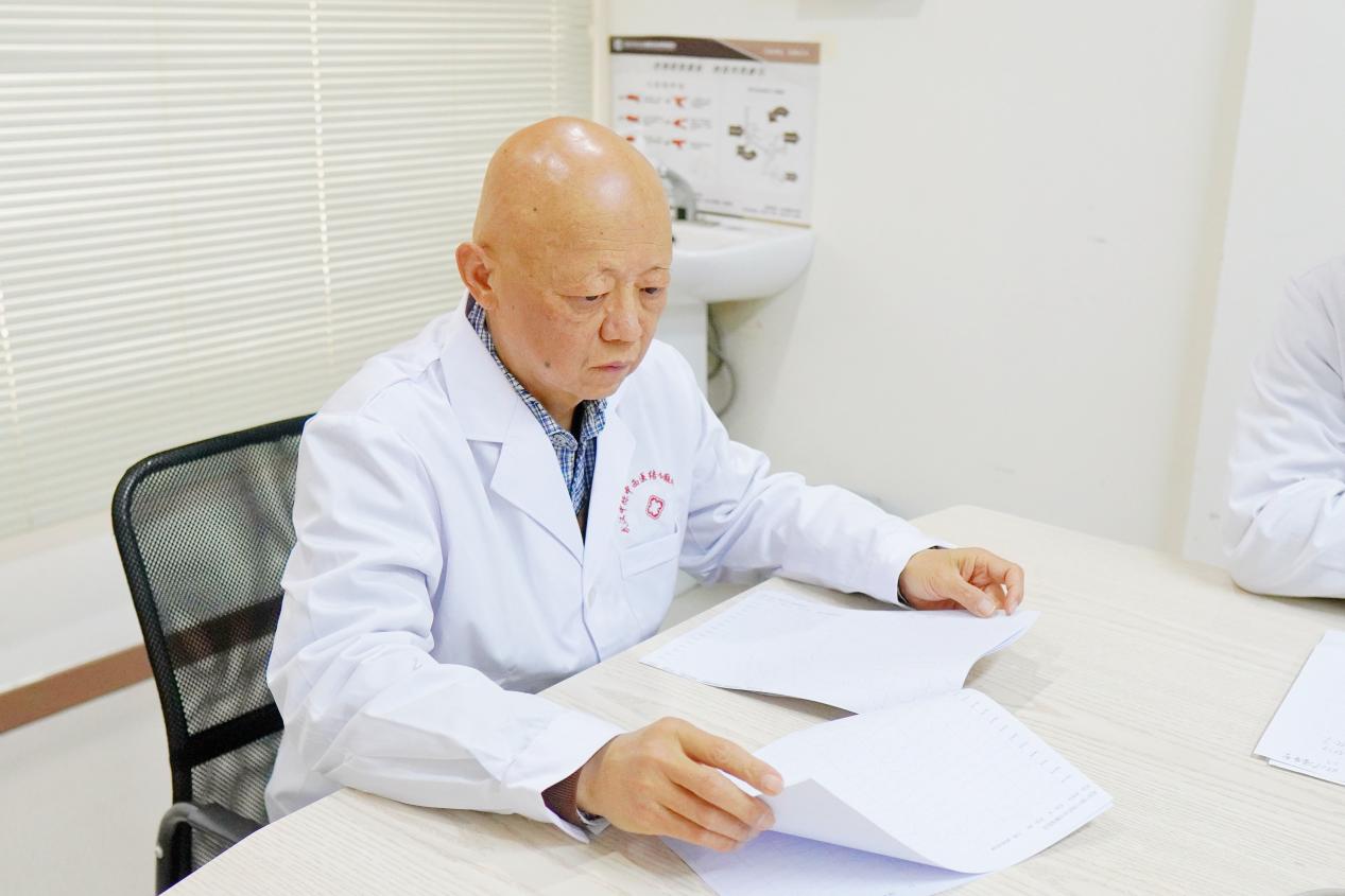 省市专家精准施治！邓学军教授深度查房 + 精准诊疗，给癫痫患者康复新希望 ！