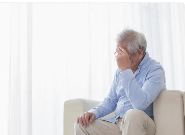 老人突发发呆、口角抽动，老年性癫痫极易误诊？分清诱因避免误判